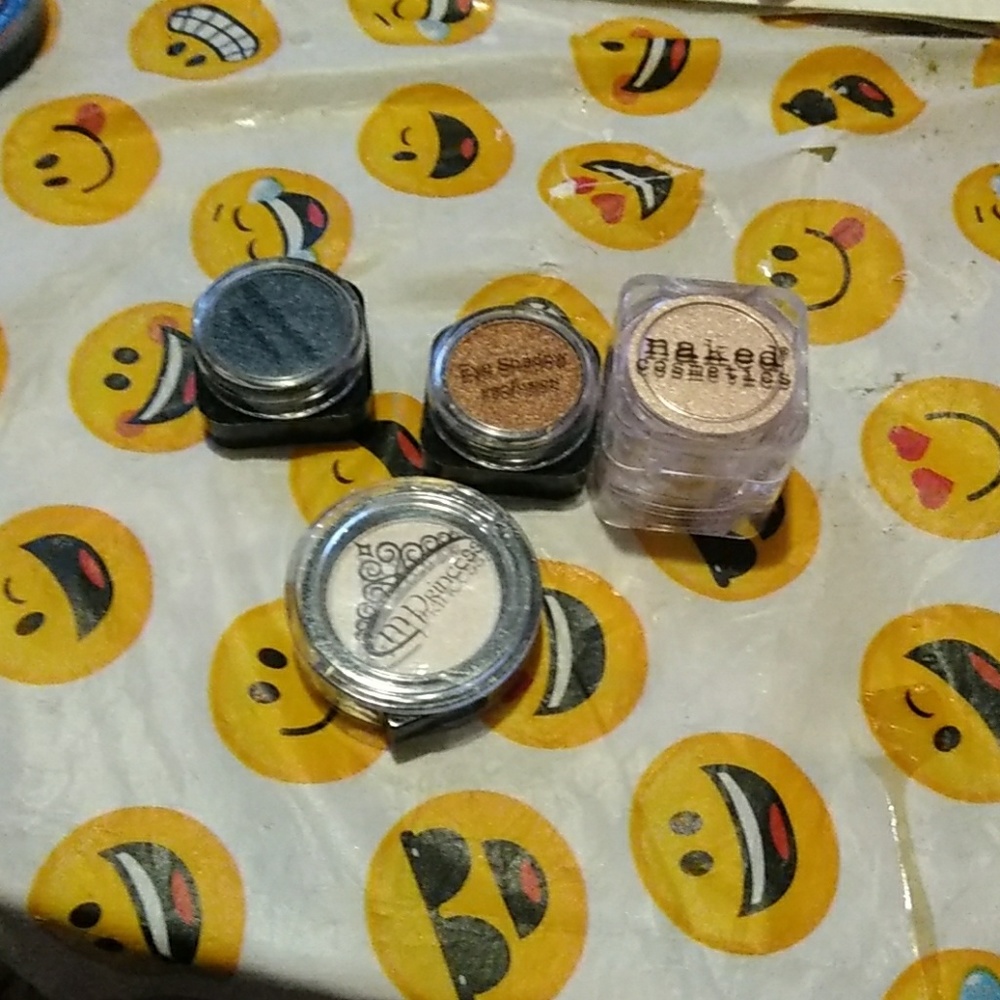 Loose eyeshadow, glitter, nude.